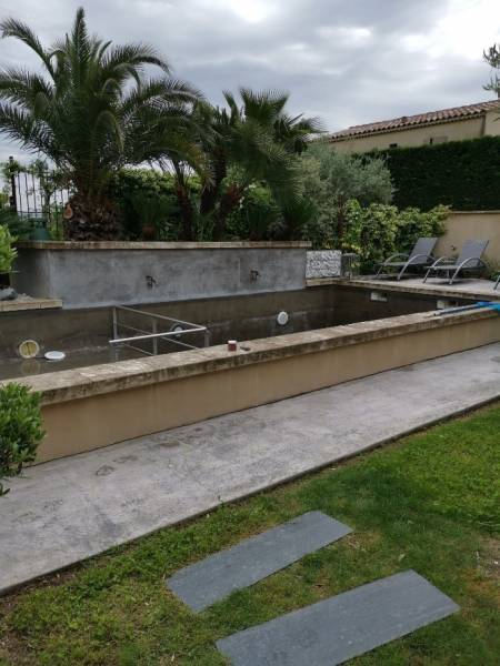 Réparation depuis l'intérieur des parois traversantes de cette piscine