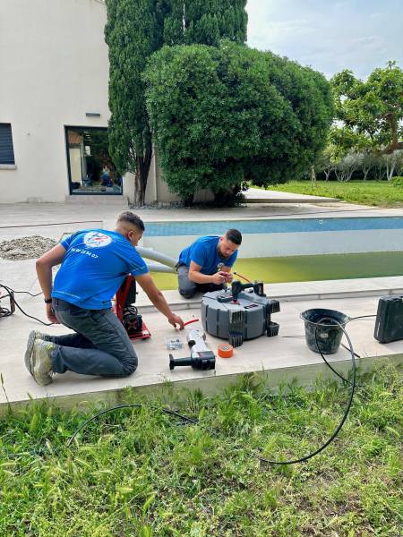 Détection de fuite de piscine à Orange puis réparation des parois traversantes fuyardes par application de résine 